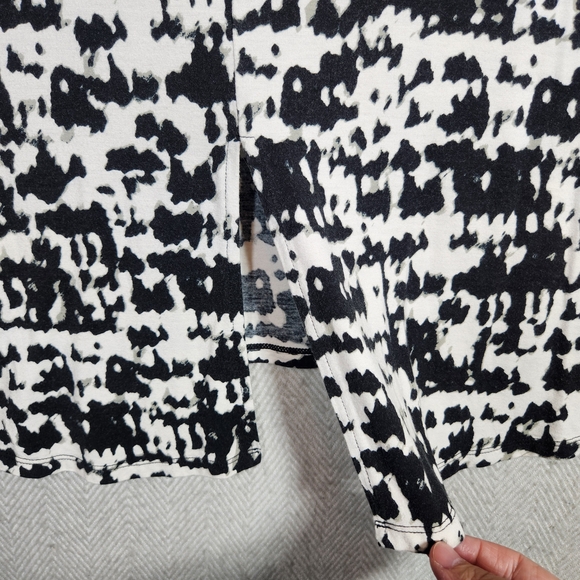 Rose & Olive Black and White Patterned Women's Sleeveless 1X Top Back Cut Out - Picture 5 of 10